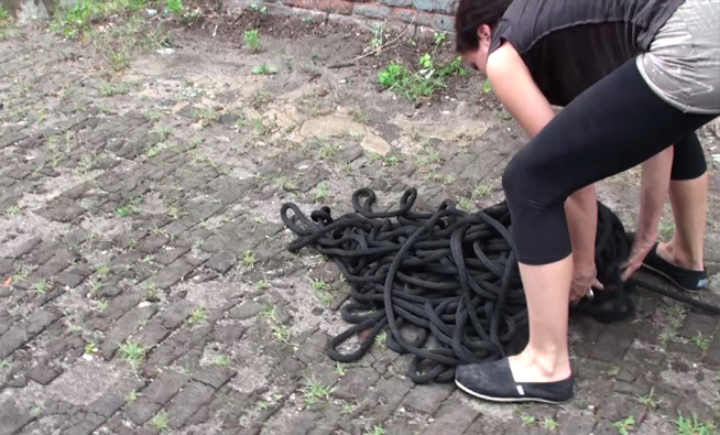 Rebecca Kinsey, UnRavelling (video still), 2011.